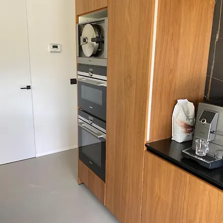 Villa Modern Spatious House Near