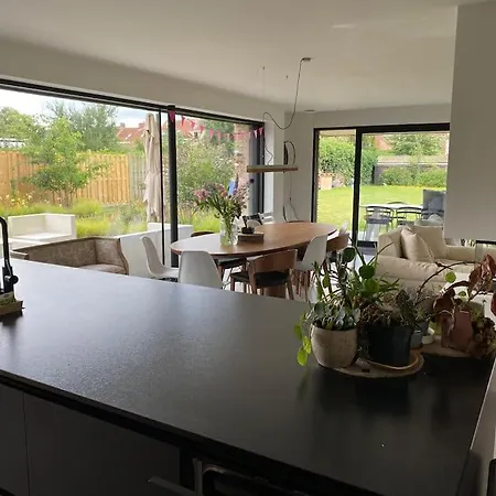 Villa Modern Spatious House Near *